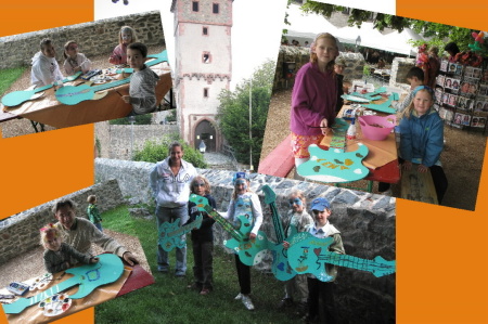 Papp-Gitarren anmalen beim ABBA-Sommerfest auf Burg Frankenstein