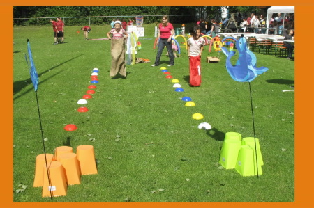 Bei einer Betriebsfeier mit Sommer-Olypiade in Wiesbaden testen die Kinder Ausdauer und Geschicklichkeit.